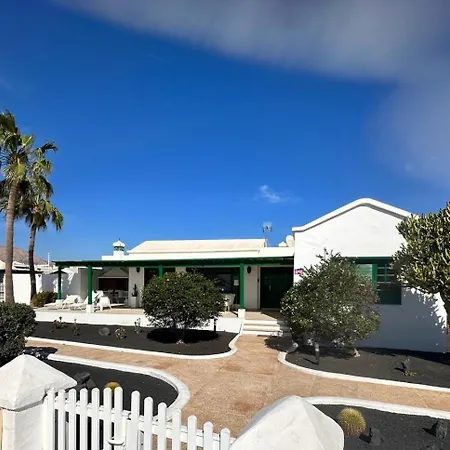 Luxury Sea Front -la Orilla 别墅